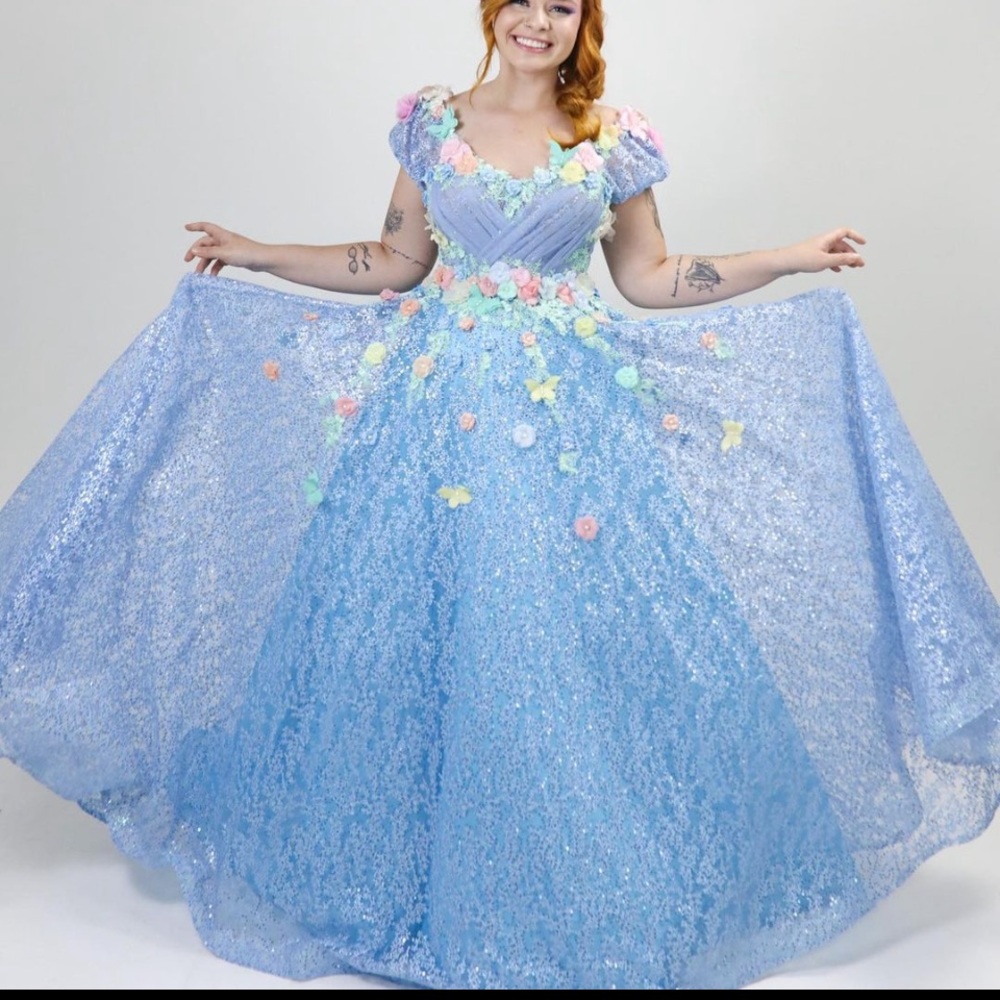 Beautiful blue dress with 3D flowers , handmade by a famous Brazilian stylist .